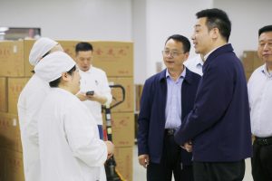 罗功成市长看望慰问仁和集团劳模代表